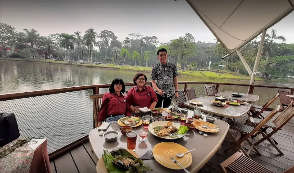 Talaga Kuring_, 1. Edensor Hills Cafe &amp; Resto, 2. Sawah Segar, 3. Resto Kebun Teduh, 4. Desa Jongkon Cafe &amp; Resto, 5. Richie's Garden Cafe and Resto, 6. Kedai De Honje, 7. Villa Aman D'Sini, 8. Pelangi Cafe &amp; Resto, 9. Taman Fathan Hambalang, 10. Talaga Kuring