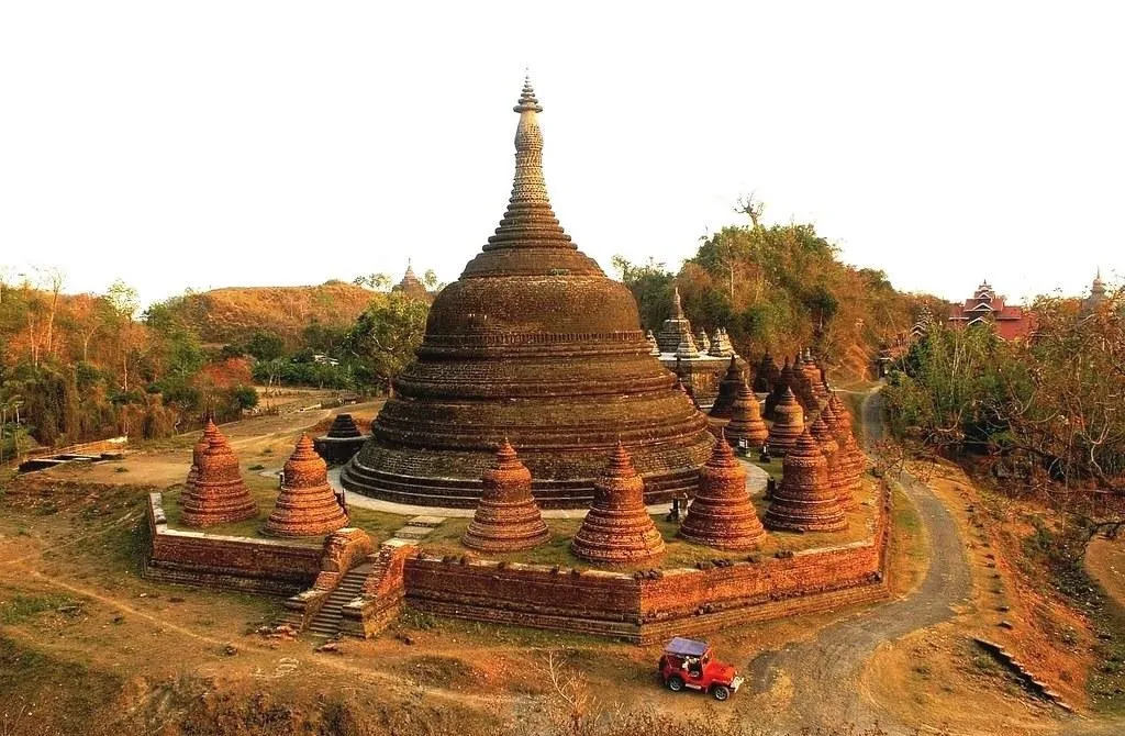 Mrauk U, 1. Pagoda Shwedagon, 2. Pantai Ngapali, 3. Mrauk U, 4. Istana Kerajaan Mandalay, 5. Taung Kalat, 6. Kota Bagan, 7. Golden Rock, 8. Danau Inle, 9. Pantai Ngwe Saung, 10. Vihara Buddha Chauk-Htat-Gyi