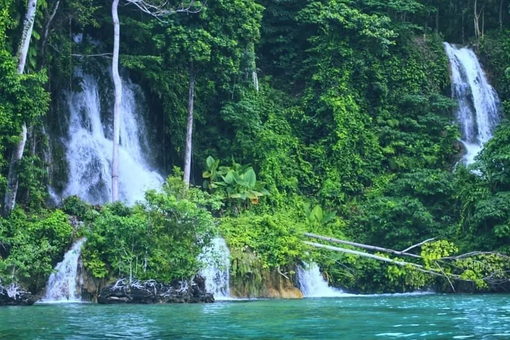 Air Terjun Bahoumumpa, 1. Kepulauan Sombori, 2. Pulau Dua Laut, 3. Air Terjun Veranomata, 4. Gua Allo, 5. Baho Pombine, 6. Desa Wisata Sakita, 7. Cagar Alam Morowali, 8. Puncak Fafo Baho, 9. Puncak Mateantina, 10. Air Terjun Bahoumumpa
