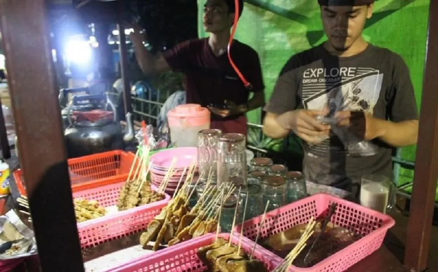 Angkringan Abi Adnan, 1. Angkringan Mercon ‘Bu Kus’, 2. Angkringan Eug, 3. Angkringan Abi Adnan, 4. Angkringan Mas Paijo, 5. Angkringan Nasi Kucing Fatmawati, 6. Angkringan NKRI, 7. Angkringan Jasmerah, 8. Angkringan Tulungagung, 9. Angkringan Bu Gendut, 10. Angkringan Bu Hendro