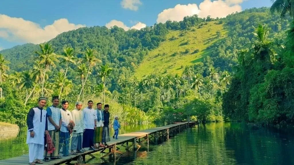 Baho Pombine, 1. Kepulauan Sombori, 2. Pulau Dua Laut, 3. Air Terjun Veranomata, 4. Gua Allo, 5. Baho Pombine, 6. Desa Wisata Sakita, 7. Cagar Alam Morowali, 8. Puncak Fafo Baho, 9. Puncak Mateantina, 10. Air Terjun Bahoumumpa