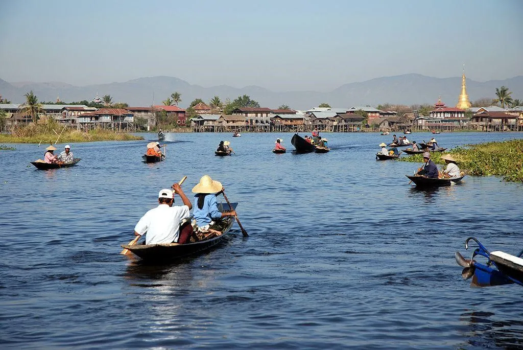 Danau Inle, 1. Pagoda Shwedagon, 2. Pantai Ngapali, 3. Mrauk U, 4. Istana Kerajaan Mandalay, 5. Taung Kalat, 6. Kota Bagan, 7. Golden Rock, 8. Danau Inle, 9. Pantai Ngwe Saung, 10. Vihara Buddha Chauk-Htat-Gyi