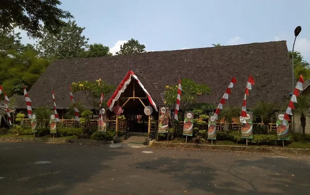 Gurame Cobek Mang Dayat, 1. Ikan Bakar Bambu Haur, 2. Ikan Bakar Dalam Bumbu Karimata, 3. Gurame Cobek Mang Dayat, 4. Warung Sunda Sambal Dower, 5. Talaga Kuring, 6. Restoran Tumbar Jinten, 7. Kampoeng Koneng, 8. Mang Kabayan, 9. Warung Jambu Ibu Hj. Nyai, 10. Warung Nasi Ampera