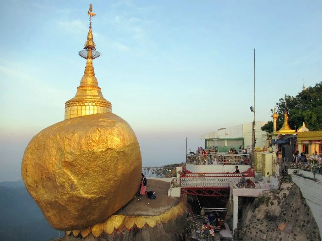 Golden Rock, 1. Pagoda Shwedagon, 2. Pantai Ngapali, 3. Mrauk U, 4. Istana Kerajaan Mandalay, 5. Taung Kalat, 6. Kota Bagan, 7. Golden Rock, 8. Danau Inle, 9. Pantai Ngwe Saung, 10. Vihara Buddha Chauk-Htat-Gyi
