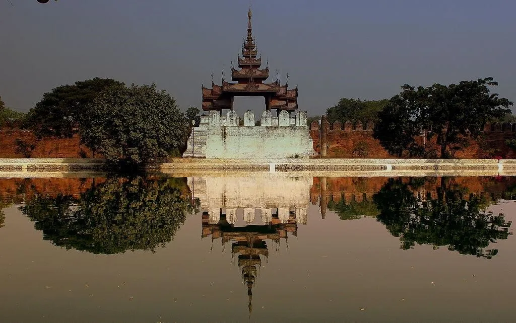 Istana Kerajaan Mandalay, 1. Pagoda Shwedagon, 2. Pantai Ngapali, 3. Mrauk U, 4. Istana Kerajaan Mandalay, 5. Taung Kalat, 6. Kota Bagan, 7. Golden Rock, 8. Danau Inle, 9. Pantai Ngwe Saung, 10. Vihara Buddha Chauk-Htat-Gyi