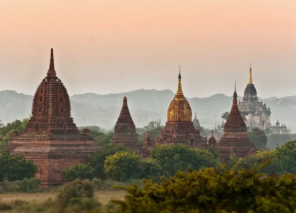 Kota Bagan, 1. Pagoda Shwedagon, 2. Pantai Ngapali, 3. Mrauk U, 4. Istana Kerajaan Mandalay, 5. Taung Kalat, 6. Kota Bagan, 7. Golden Rock, 8. Danau Inle, 9. Pantai Ngwe Saung, 10. Vihara Buddha Chauk-Htat-Gyi