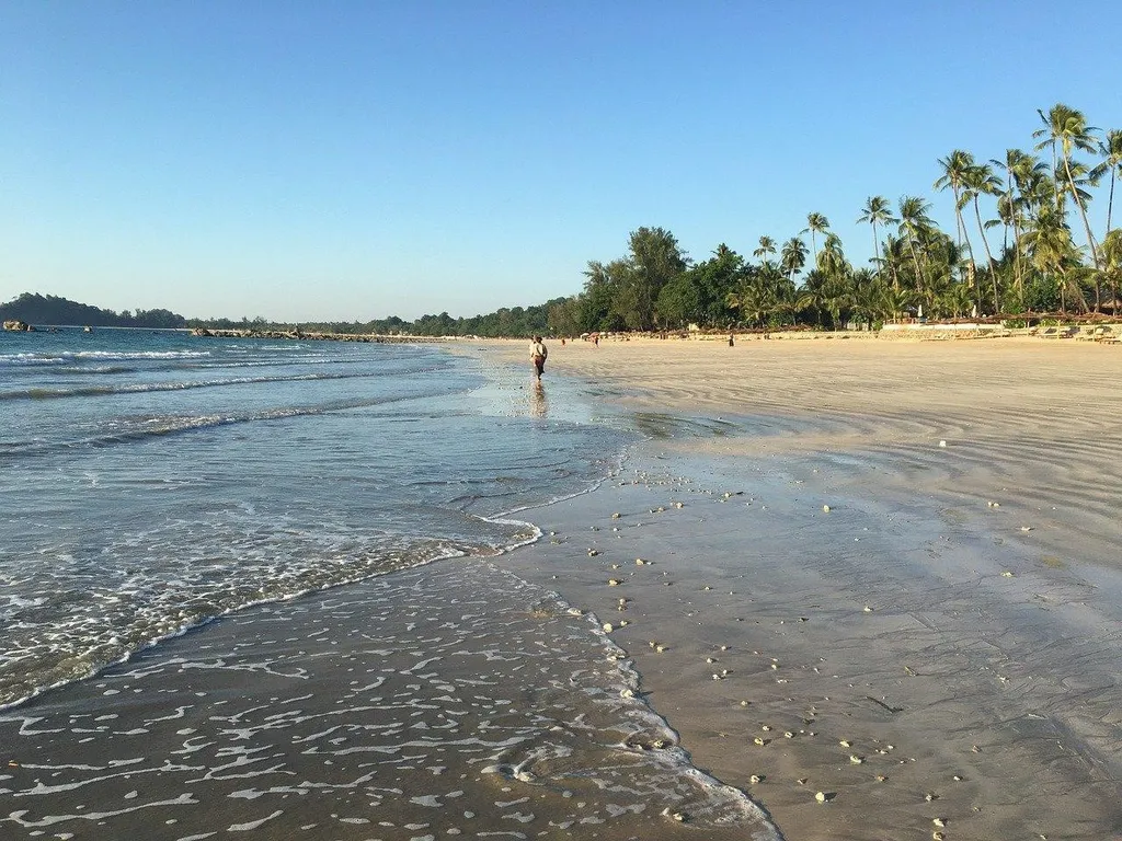 Pantai Ngapali, 1. Pagoda Shwedagon, 2. Pantai Ngapali, 3. Mrauk U, 4. Istana Kerajaan Mandalay, 5. Taung Kalat, 6. Kota Bagan, 7. Golden Rock, 8. Danau Inle, 9. Pantai Ngwe Saung, 10. Vihara Buddha Chauk-Htat-Gyi
