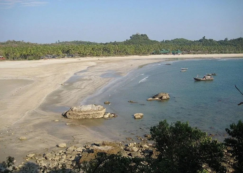 Pantai Ngwe Saung, 1. Pagoda Shwedagon, 2. Pantai Ngapali, 3. Mrauk U, 4. Istana Kerajaan Mandalay, 5. Taung Kalat, 6. Kota Bagan, 7. Golden Rock, 8. Danau Inle, 9. Pantai Ngwe Saung, 10. Vihara Buddha Chauk-Htat-Gyi