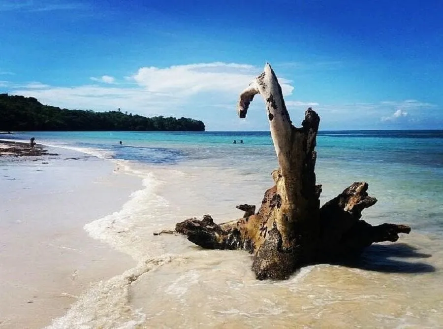 Pantai Samboang, 1. Pantai Marumasa, 2. Pantai Apparalang, 3. Pantai Tanjung Bira, 4. Pantai Bara, 5. Pantai Ujung Tiro, 6. Pantai Kaluku, 7. Pantai Mandala Ria, 8. Pantai Panrang Luhu, 9. Pantai Kasuso, 10. Pantai Samboang