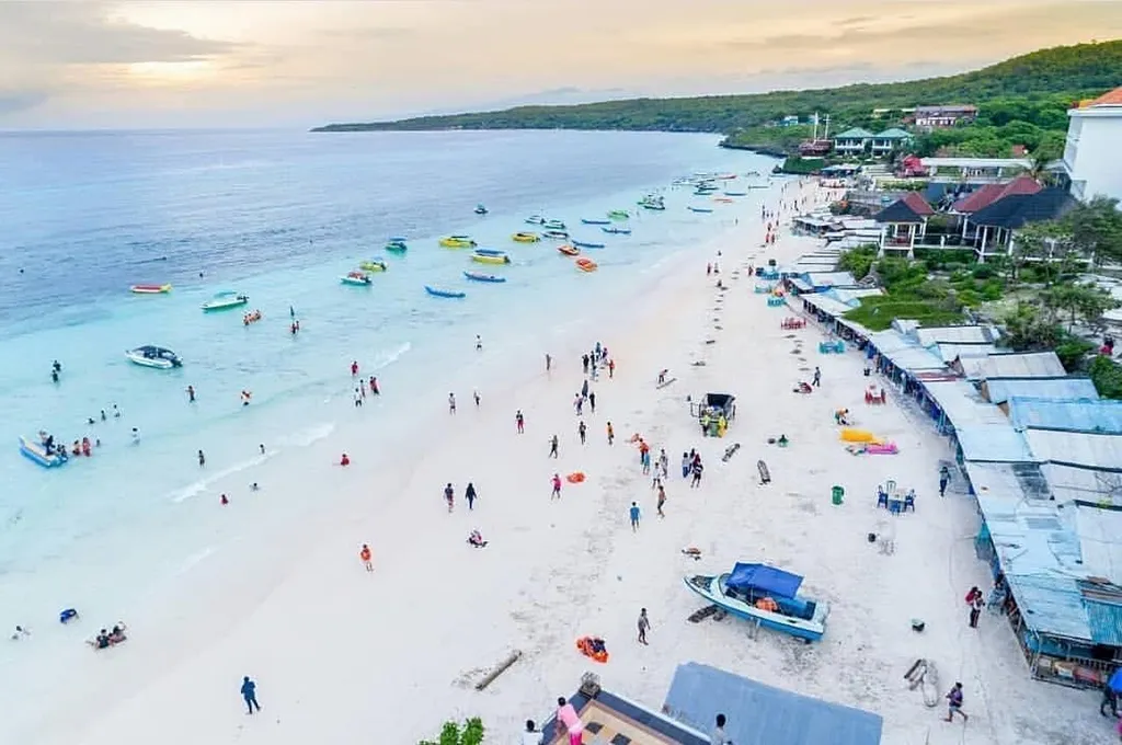Pantai Tanjung Bira, 1. Pantai Marumasa, 2. Pantai Apparalang, 3. Pantai Tanjung Bira, 4. Pantai Bara, 5. Pantai Ujung Tiro, 6. Pantai Kaluku, 7. Pantai Mandala Ria, 8. Pantai Panrang Luhu, 9. Pantai Kasuso, 10. Pantai Samboang