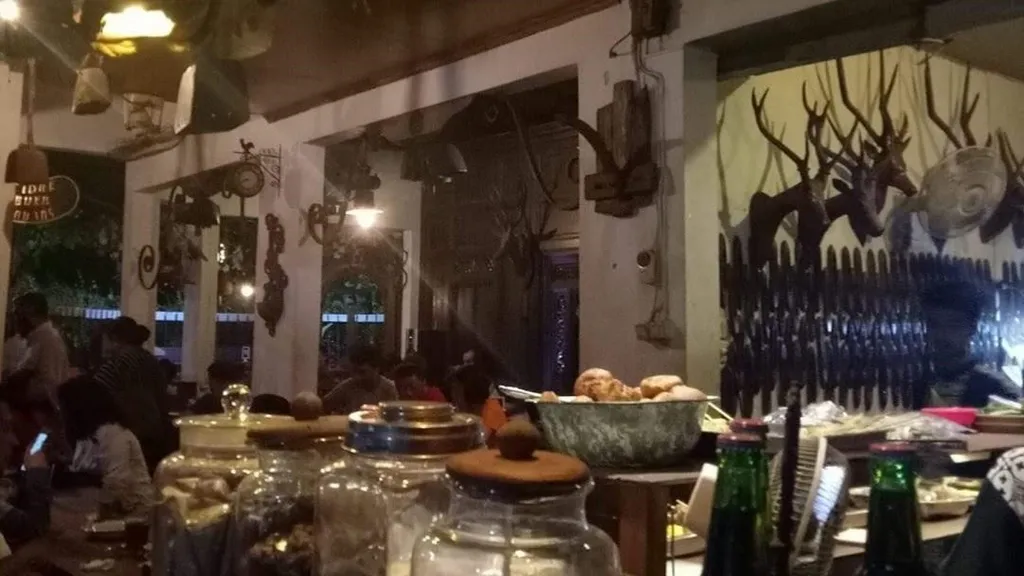 Wedangan Gareng, 1. Angkringan Omah Londo, 2. Wedangan Pak Dhie, 3. Wedangan Lawang Djoendjing, 4.  Wedangan Pendopo, 5. Wedangan Pak Amir, 6.  Wedangan Gareng, 7. Wedangan Pakem, 8. Wedangan Dongo Pak Untung, 9. Wedangan Sri Rejeki, 10. Angkringan Tiga Tjeret Cafe