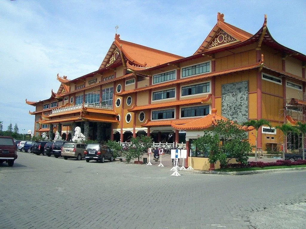 Maha Vihara Maitreya, 1. Danau Linting, 2. The Le Hu Garden, 3. Air Terjun Dua Warna, 4. Pulau Siba, 5. Pantai Salju, 6. Maha Vihara Maitreya, 7. Kampung Ladang Outbond, 8. Armaya Wisata Alam, 9. Pemandian Alam Tirta Sayum Sabah, 10. Air Terjun Lembah Loknya