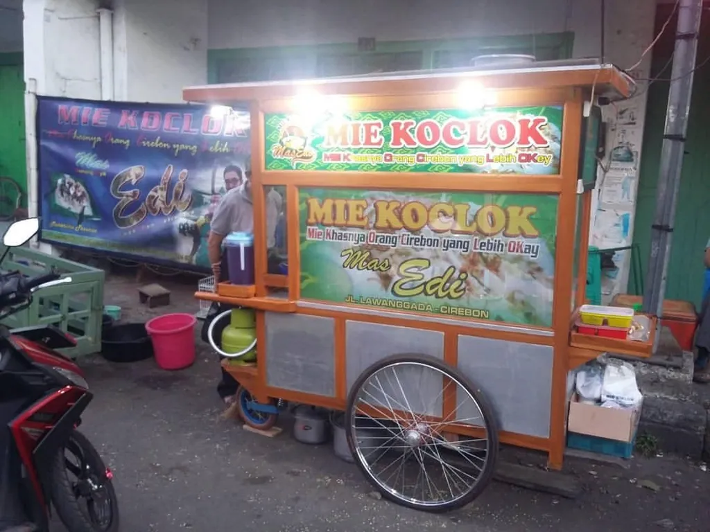 Mie Koclok Mas Edi, 1. Warung Mie Koclok Abah Gaul, 2. Spesial Mie Koclok Panjunan, 3. Mie Koclok Mang Sam Pekiringan, 4. Mie Koclok Pak Rasita, 5. Mie Koclok Jatimerta “Mimi HJ Asma”, 6. Mie Koclok Mas Edi, 7. Mie Koclok Ibu Hj. Hadijah Siliwangi