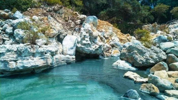 Negeri Suah, 1. Air Terjun Sampuren Putih, 2. Air Terjun Dua Warna, 3. Hill Park Sibolangit, 4. Air Terjun Satu Hati, 5. Pemandian Alam Tirta Sayum Sabah, 6. Pemandian Alam Sembahe, 7. Negeri Suah, 8. Cagar Alam Sibolangit, 9. Bumi Perkemahan Pramuka Sibolangit, 10. Taman Dewi Sibolangit