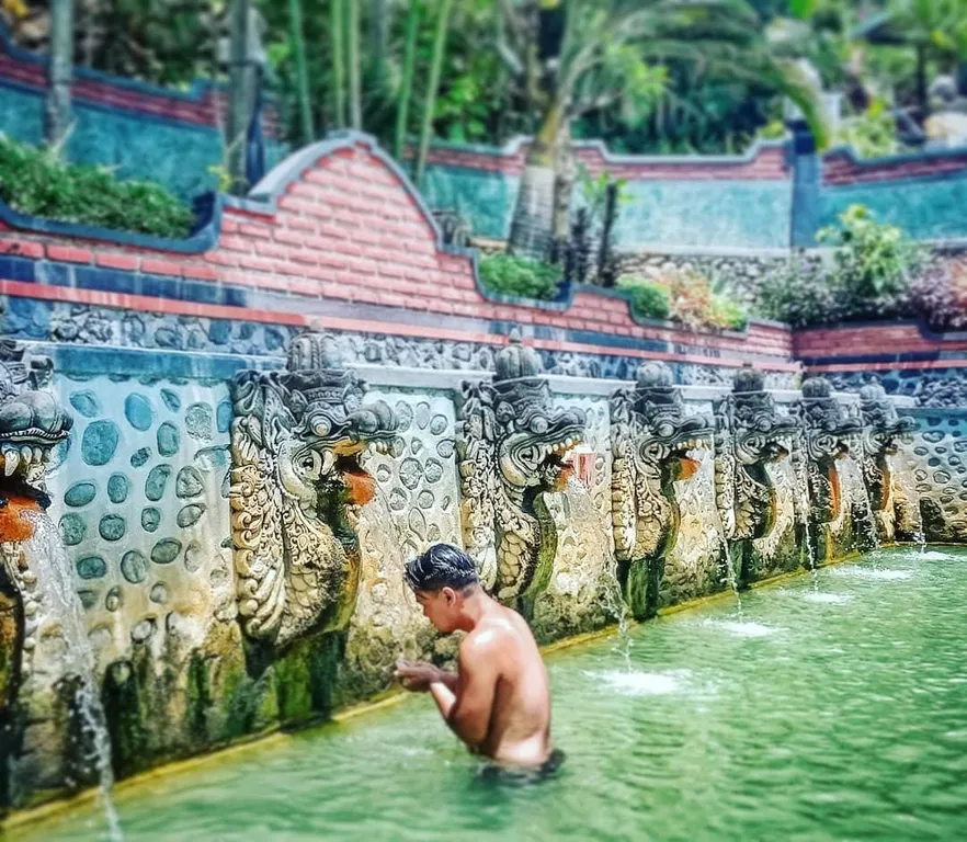 Air Panas Banjar, 1. Air Terjun Gitgit, 2. Blue Lagoon Air Terjun Sambangan, 3. Puncak Wanagiri, 4. Air Terjun Kroya, 5. Air Terjun Aling-Aling, 6. Air Terjun Sekumpul, 7. Air Terjun Lemukih, 8. Air Panas Banjar, 9. Kolam Yeh Sanih, 10. Pantai Lovina