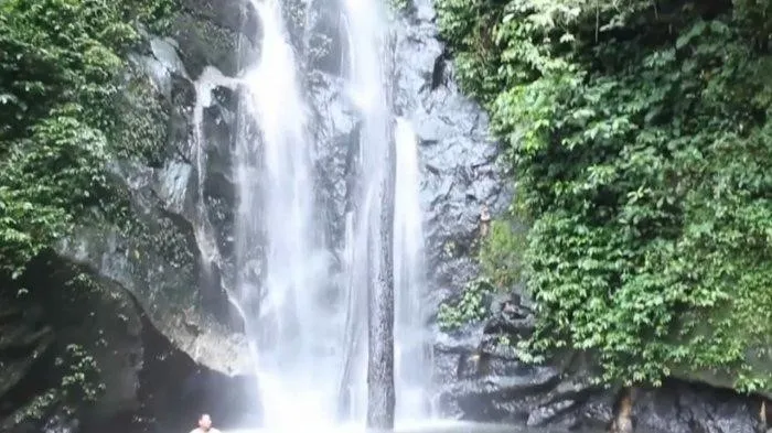 Air Terjun Satu Hati, 1. Air Terjun Sampuren Putih, 2. Air Terjun Dua Warna, 3. Hill Park Sibolangit, 4. Air Terjun Satu Hati, 5. Pemandian Alam Tirta Sayum Sabah, 6. Pemandian Alam Sembahe, 7. Negeri Suah, 8. Cagar Alam Sibolangit, 9. Bumi Perkemahan Pramuka Sibolangit, 10. Taman Dewi Sibolangit