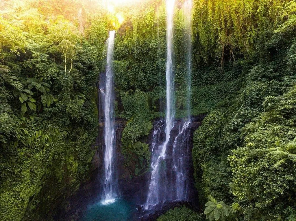 Air Terjun Sekumpul, 1. Air Terjun Gitgit, 2. Blue Lagoon Air Terjun Sambangan, 3. Puncak Wanagiri, 4. Air Terjun Kroya, 5. Air Terjun Aling-Aling, 6. Air Terjun Sekumpul, 7. Air Terjun Lemukih, 8. Air Panas Banjar, 9. Kolam Yeh Sanih, 10. Pantai Lovina