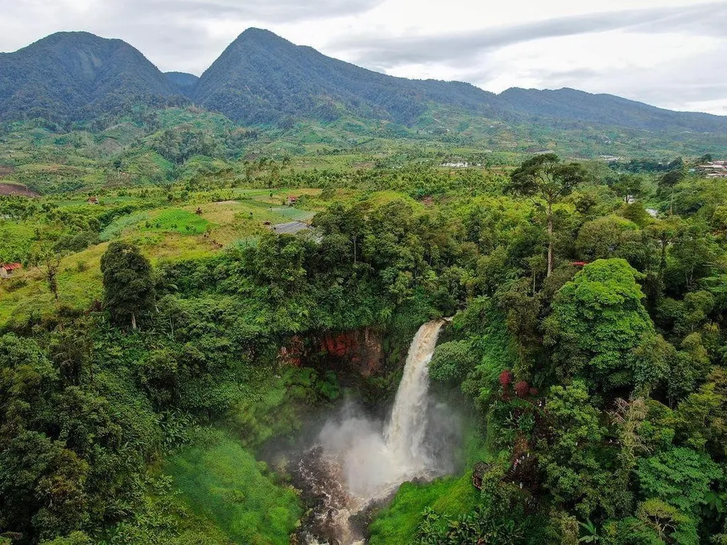 Air Terjun Telun Berasap, 1. Air Terjun Pancuran Rayo, 2. Gunung Kerinci, 3. Goa Kasah, 4. Air Terjun Telun Berasap, 5. Danau Lingkat, 6. Danau Kaco, 7. Kawasan Aroma Pecco, 8. Air Terjun Talang Kemulun, 9. Hutan Pinus Sanggaran Agung, 10. Taman Bukit Tengah