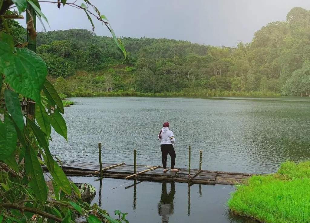 Danau Lingkat, 1. Air Terjun Pancuran Rayo, 2. Gunung Kerinci, 3. Goa Kasah, 4. Air Terjun Telun Berasap, 5. Danau Lingkat, 6. Danau Kaco, 7. Kawasan Aroma Pecco, 8. Air Terjun Talang Kemulun, 9. Hutan Pinus Sanggaran Agung, 10. Taman Bukit Tengah