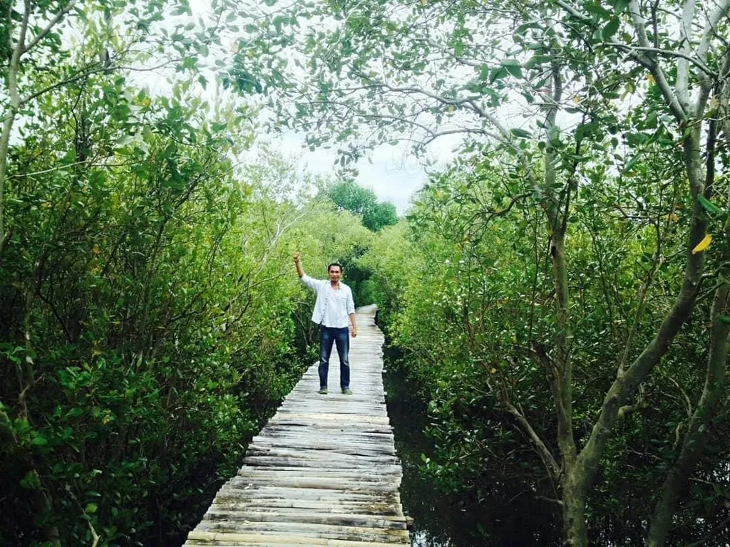 Hutan Mangrove Magepanda, 1. Pantai Koka, 2. Bukit Salib, 3. Pantai Sawengka, 4. Hutan Mangrove Magepanda, 5. Pulau Pemana Kecil, 6. Pulau Pangabatang, 7. Air Terjun Aimitat, 8. Taman Wisata Alam Laut Teluk Maumere (TWAL teluk Maumere), 9. Pulau Babi, 10. Bukit Nilo