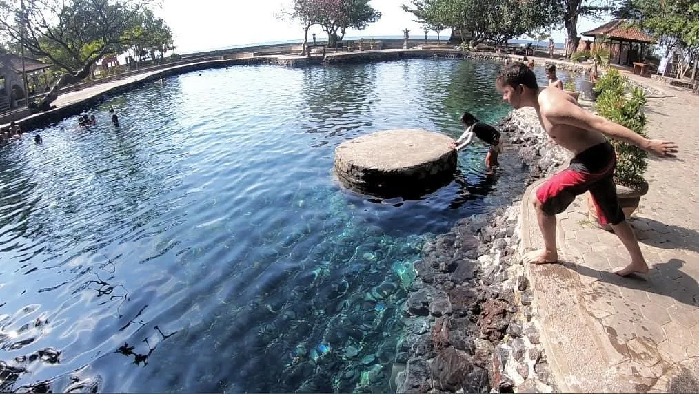 Kolam Yeh Sanih, 1. Air Terjun Gitgit, 2. Blue Lagoon Air Terjun Sambangan, 3. Puncak Wanagiri, 4. Air Terjun Kroya, 5. Air Terjun Aling-Aling, 6. Air Terjun Sekumpul, 7. Air Terjun Lemukih, 8. Air Panas Banjar, 9. Kolam Yeh Sanih, 10. Pantai Lovina