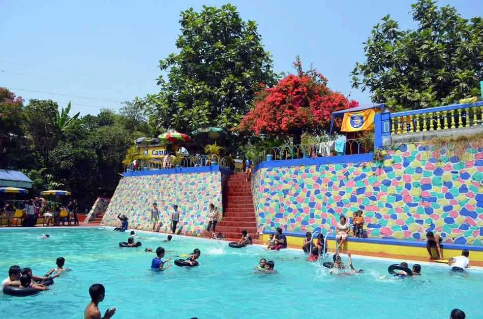 Lebak Asri, 1. Waterboom Kertamanah, 2. Pemandian Air Panas Cibolang, 3. Tirta Camelia, 4. Lebak Asri, 5. Kolam Air Panas Sukaratu Pangalengan, 6. Kolam Ranca Bening, 7. Kolam Renang Villa Cempaka Pangalengan, 8. Kolam Renang Tirta Wyogra, 9. Kolam Renang Wayang Pangalengan, 10. Kolam Renang Villa Mandalawangi