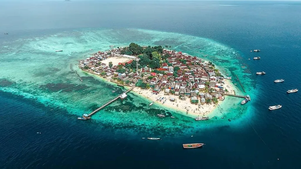 Pulau Badi, 1. Taman Batu Karst Balocci, 2. Pulau Panambungan, 3. Kalibbong Aloa, 4. Bukit Sorongan (Bulu Sorongan), 5. Pulau Badi, 6. Taman Purbakala Gua Sumpang Bita, 7. Telaga Biru Palleo, 8. Gunung Bulusaraung, 9. Sungai Palattae, 10. Air Terjun Baruttung
