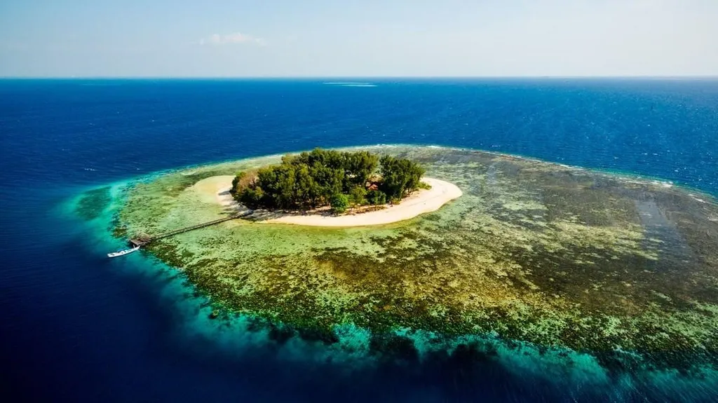 Pulau Panambungan, 1. Taman Batu Karst Balocci, 2. Pulau Panambungan, 3. Kalibbong Aloa, 4. Bukit Sorongan (Bulu Sorongan), 5. Pulau Badi, 6. Taman Purbakala Gua Sumpang Bita, 7. Telaga Biru Palleo, 8. Gunung Bulusaraung, 9. Sungai Palattae, 10. Air Terjun Baruttung