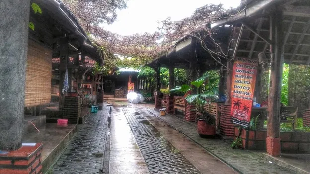 RM. Muara Kapuas Jakal, 1. D’Padukan Pie &amp; Resto, 2. The Waroeng of Raminten Jakal, 3. RM. Muara Kapuas Jakal, 4. Beukenhof, 5. Warung Kopi Klotok, 6. Bale Bebakaran Jakal 9, 7. Leyeh-Leyeh, 8. Baleroso Resto Kaliurang, 9. Sate Pak Parto 1958, 10. MR Blangkon Garden Resto