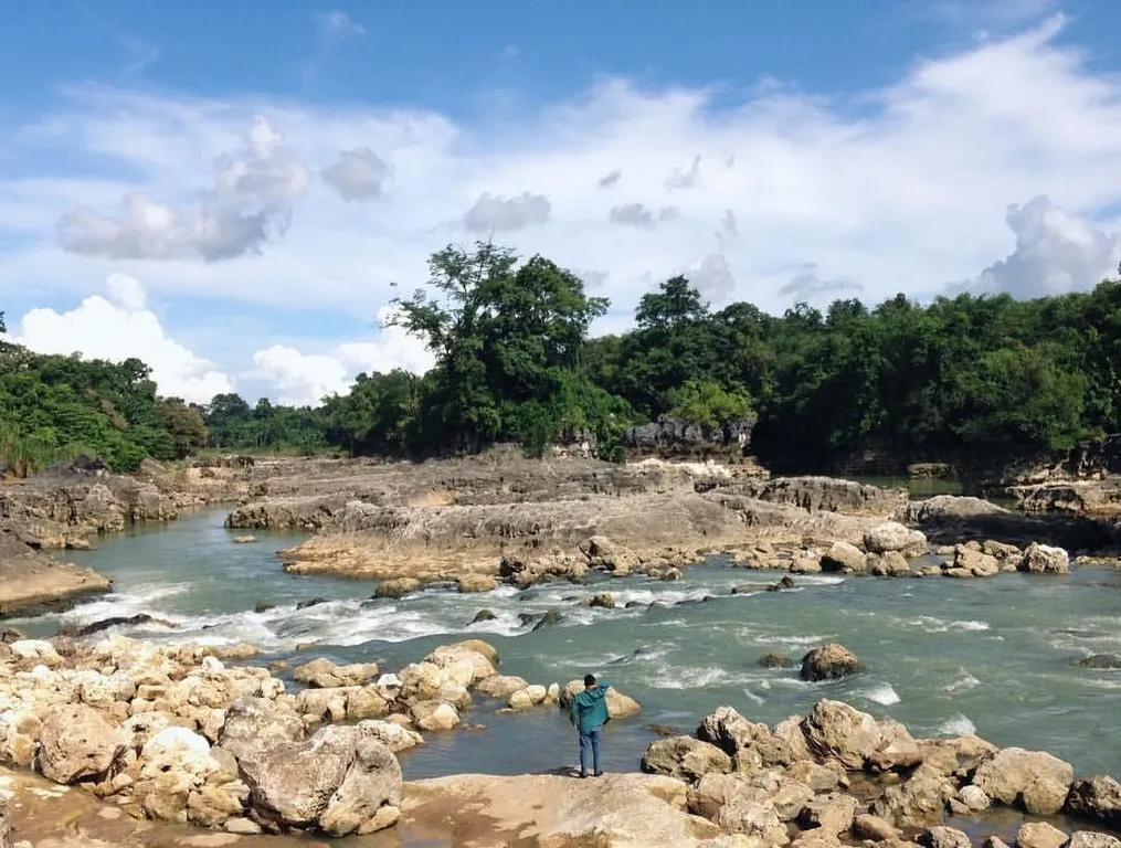 Sungai Palattae, 1. Taman Batu Karst Balocci, 2. Pulau Panambungan, 3. Kalibbong Aloa, 4. Bukit Sorongan (Bulu Sorongan), 5. Pulau Badi, 6. Taman Purbakala Gua Sumpang Bita, 7. Telaga Biru Palleo, 8. Gunung Bulusaraung, 9. Sungai Palattae, 10. Air Terjun Baruttung