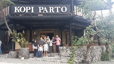 Sate Pak Parto 1958, 1. D’Padukan Pie &amp; Resto, 2. The Waroeng of Raminten Jakal, 3. RM. Muara Kapuas Jakal, 4. Beukenhof, 5. Warung Kopi Klotok, 6. Bale Bebakaran Jakal 9, 7. Leyeh-Leyeh, 8. Baleroso Resto Kaliurang, 9. Sate Pak Parto 1958, 10. MR Blangkon Garden Resto
