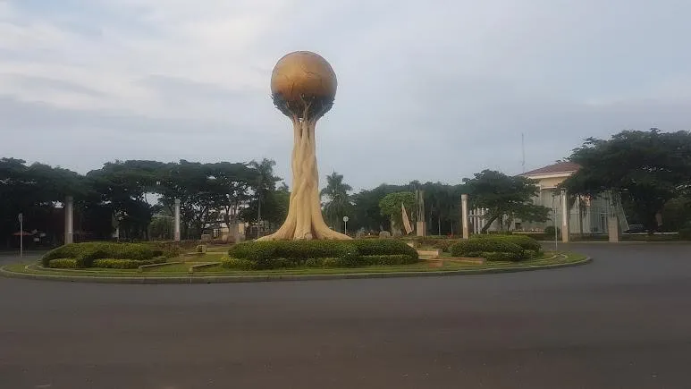 Taman Menteng Utama, 1. Taman Bambu Jakarta Timur, 2. Taman PPA, 3. Taman Piknik, 4. Taman Flamboyan, 5. Taman Apung, 6. Taman Waduk Ria Rio, 7. Taman RPTRA Bambu Petung, 8. Taman Menteng Utama, 9. Taman Cornel Simanjuntak, 10. Taman Rusa Bintik Putih Brigif
