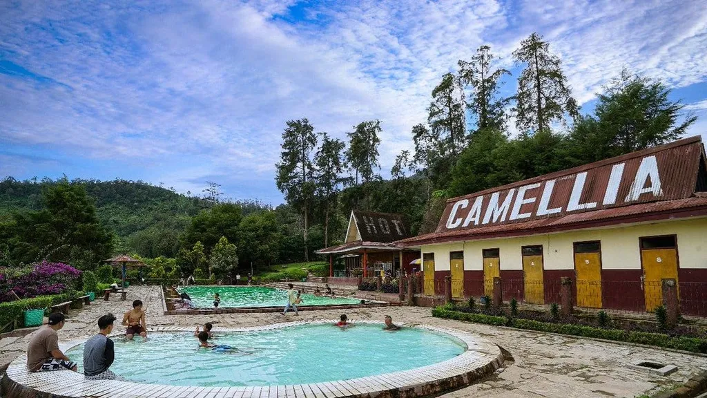 Tirta Camelia, 1. Waterboom Kertamanah, 2. Pemandian Air Panas Cibolang, 3. Tirta Camelia, 4. Lebak Asri, 5. Kolam Air Panas Sukaratu Pangalengan, 6. Kolam Ranca Bening, 7. Kolam Renang Villa Cempaka Pangalengan, 8. Kolam Renang Tirta Wyogra, 9. Kolam Renang Wayang Pangalengan, 10. Kolam Renang Villa Mandalawangi