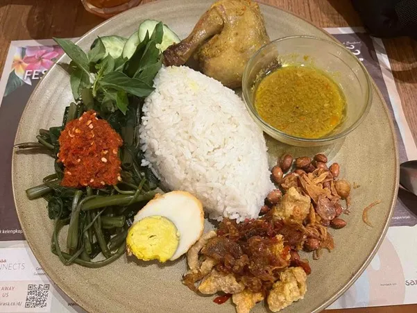Nasi Ayam Betutu, 1. Sate Ayam Bumbu Blora, 2. Sate Kambing Campur, 3. Sate Manis Sapi, 4. Asam Asam Iga, 5. Nasi Ayam Taliwang, 6. Nasi Ayam Betutu, 7. Nasi Bali, 8. Soto Ayam Ambengan, 9. Lontong Cap Go Meh, 10. Sop Ikan, 11. Sayap Goreng Lengkuas