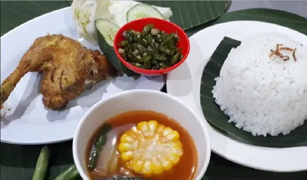 Ayam Cabe Ijo, 1. Ayam Cabe Ijo, 2. Gurame Hot Plate, 3. Karedok, 4. Iga Bakar Madu, 5. Tahu Krispi, 6. Kangkung Hot Plate, 7. Udang Masak Telor Asin, 8. Bebek Cobek Mertua, 9. Sayur Asem, 10. Kerang Onseng Pete