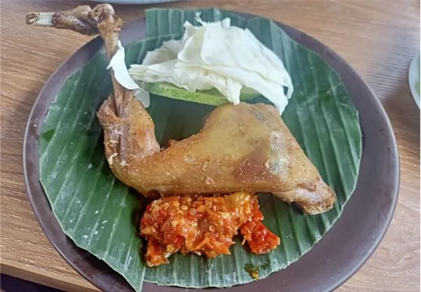 Bebek Cobek Mertua, 1. Ayam Cabe Ijo, 2. Gurame Hot Plate, 3. Karedok, 4. Iga Bakar Madu, 5. Tahu Krispi, 6. Kangkung Hot Plate, 7. Udang Masak Telor Asin, 8. Bebek Cobek Mertua, 9. Sayur Asem, 10. Kerang Onseng Pete