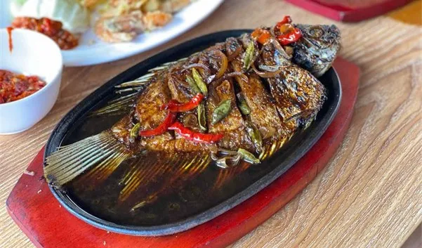 Gurame Hot Plate, 1. Ayam Cabe Ijo, 2. Gurame Hot Plate, 3. Karedok, 4. Iga Bakar Madu, 5. Tahu Krispi, 6. Kangkung Hot Plate, 7. Udang Masak Telor Asin, 8. Bebek Cobek Mertua, 9. Sayur Asem, 10. Kerang Onseng Pete