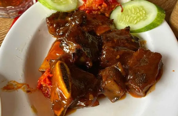 Iga Bakar Madu, 1. Ayam Cabe Ijo, 2. Gurame Hot Plate, 3. Karedok, 4. Iga Bakar Madu, 5. Tahu Krispi, 6. Kangkung Hot Plate, 7. Udang Masak Telor Asin, 8. Bebek Cobek Mertua, 9. Sayur Asem, 10. Kerang Onseng Pete