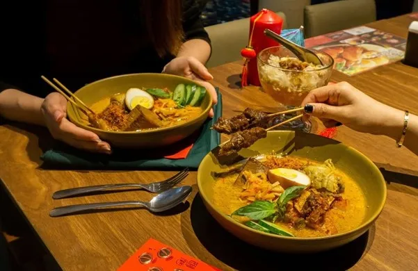 Lontong Cap Go Meh, 1. Sate Ayam Bumbu Blora, 2. Sate Kambing Campur, 3. Sate Manis Sapi, 4. Asam Asam Iga, 5. Nasi Ayam Taliwang, 6. Nasi Ayam Betutu, 7. Nasi Bali, 8. Soto Ayam Ambengan, 9. Lontong Cap Go Meh, 10. Sop Ikan, 11. Sayap Goreng Lengkuas