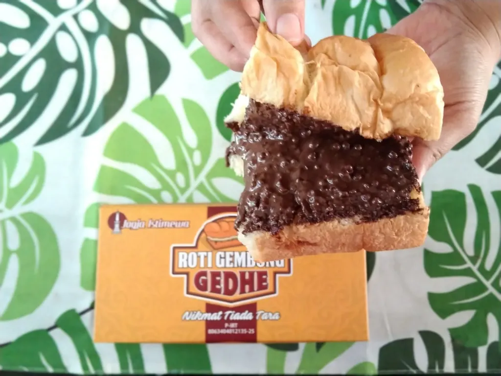 Roti Gedhe Coklat, 1. Roti Gedhe Coklat, 2. Roti Gedhe Oreo, 3. Roti Gedhe Red Velvet, 4. Roti Gedhe Tiramisu, 5. Roti Gedhe Nucomaltine, 6. Roti Gedhe Blueberry, 7. Roti Gedhe Macchiato, 8. Roti Gedhe Green Tea, 9. Roti Gedhe Durian Real Fruit, 10. Roti Gedhe Abon Mayo