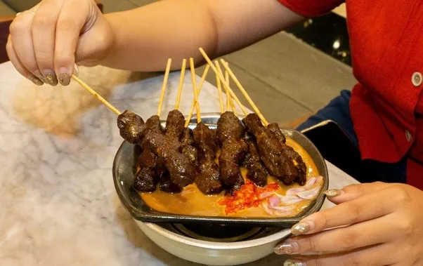 Sate Manis Sapi, 1. Sate Ayam Bumbu Blora, 2. Sate Kambing Campur, 3. Sate Manis Sapi, 4. Asam Asam Iga, 5. Nasi Ayam Taliwang, 6. Nasi Ayam Betutu, 7. Nasi Bali, 8. Soto Ayam Ambengan, 9. Lontong Cap Go Meh, 10. Sop Ikan, 11. Sayap Goreng Lengkuas