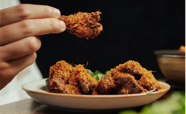 Sayap Goreng Lengkuas, 1. Sate Ayam Bumbu Blora, 2. Sate Kambing Campur, 3. Sate Manis Sapi, 4. Asam Asam Iga, 5. Nasi Ayam Taliwang, 6. Nasi Ayam Betutu, 7. Nasi Bali, 8. Soto Ayam Ambengan, 9. Lontong Cap Go Meh, 10. Sop Ikan, 11. Sayap Goreng Lengkuas