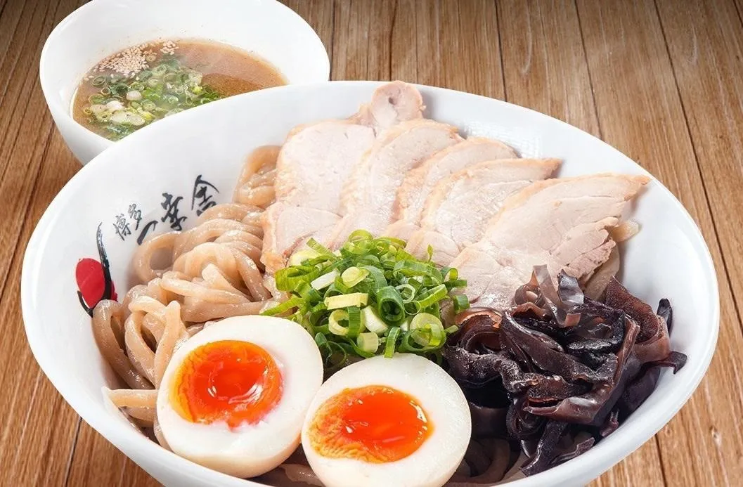 Tsukemen Ayam, 1. Ramen Ayam Special, 2. Ramen Ayam Syou, 3. Ramen Ayam Tamtam, 4. Ramen Naga Merah, 5. Ramen Ayam Kental, 6. Tsukemen Ayam, 7. Tatsuta Age, 8. Yakiniku Don, 9. Chasu Don Ayam , 10. Gyoza