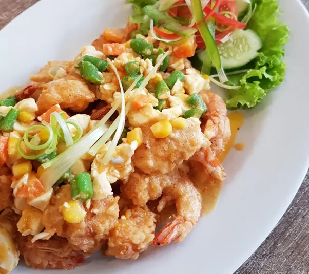 Udang Masak Telor Asin, 1. Ayam Cabe Ijo, 2. Gurame Hot Plate, 3. Karedok, 4. Iga Bakar Madu, 5. Tahu Krispi, 6. Kangkung Hot Plate, 7. Udang Masak Telor Asin, 8. Bebek Cobek Mertua, 9. Sayur Asem, 10. Kerang Onseng Pete