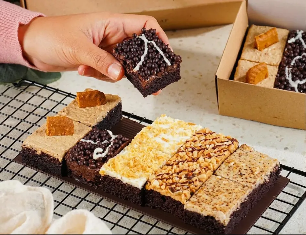 Mix Fudge Brownies_, 1. Triple Decker, 2. Tiramisu, 3. Cookies Cream Layers, 4. Choco Monkey, 5. Pudding Cheese Cake, 6. Red Velvet, 7. Two Seasons, 8. Milky O Cake, 9. Black Forest, 10. Mix Fudge Brownies