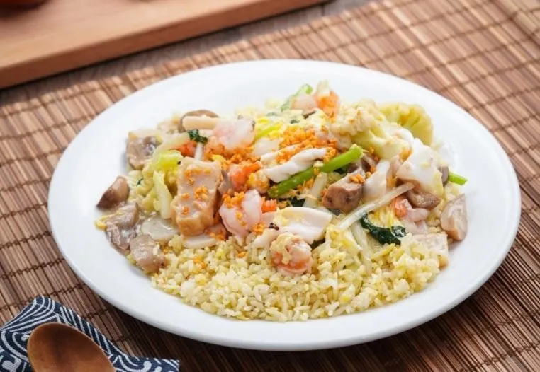 Nasi Sirem Seafood, 1. Bakmi Ayam Golek Spesial, 2. Bakmi Goreng Ayam Spesial, 3. Bakmi Godok Jawa ala Bakmi Golek, 4. Bakmi Ayam Kangkung, 5. Bakmi Ayam Pangsit Goreng, 6. Bakmi Ayam Bakso, 7. Kwetiaw Sirem Ayam, 8. Bihun Masak Seafood, 9. Yi Fu Mie Seafood, 10. Nasi Sirem Seafood