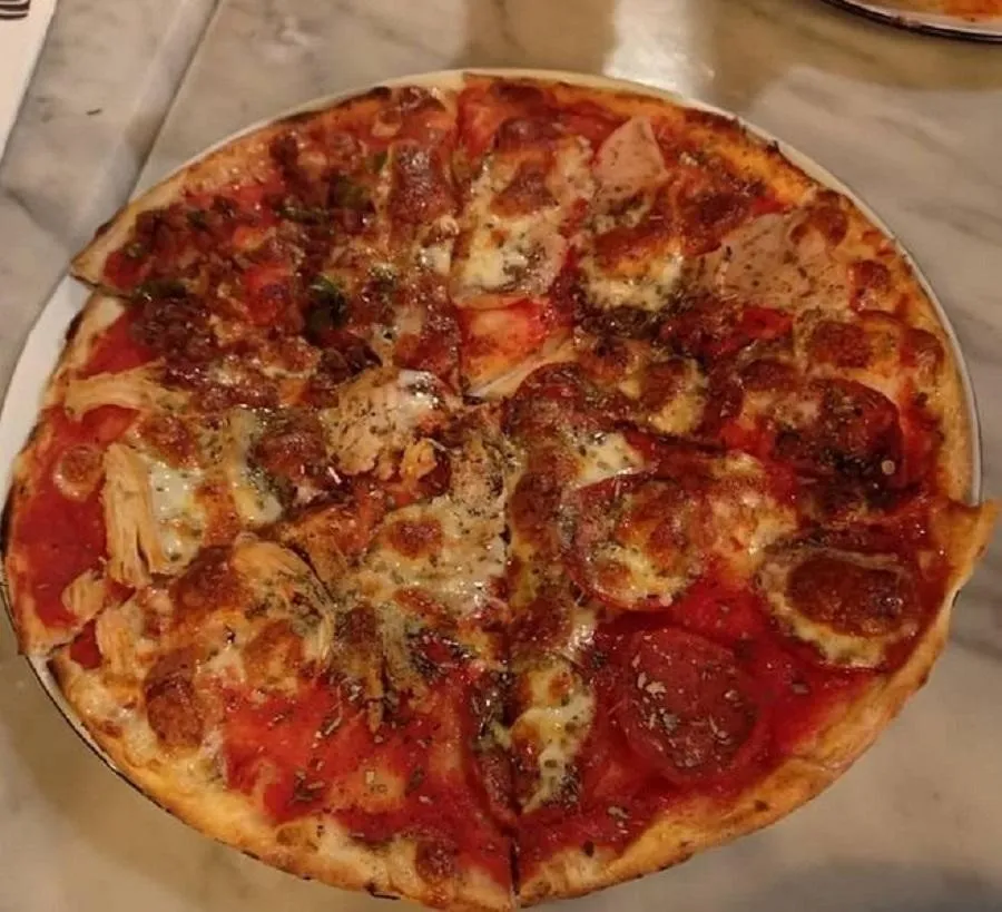 American Hottest, 1. Funghi Di Bosco, 2. American, 3. Trifolata, 4. Quattro Carni, 5. Milano, 6. Calabrese, 8. Pollo E Porcini, 9. Carbonara, 10. American Hottest, 11. La Regina