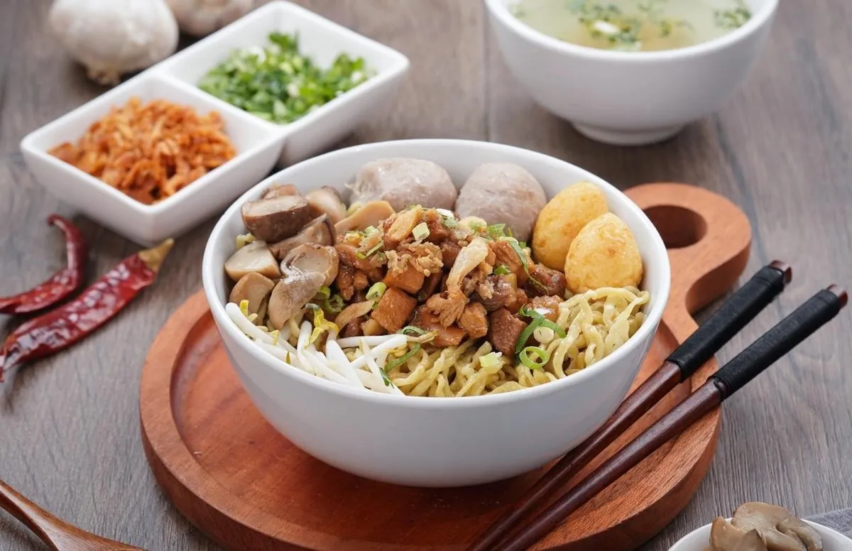 Bakmi Ayam Golek Spesial, 1. Bakmi Ayam Golek Spesial, 2. Bakmi Goreng Ayam Spesial, 3. Bakmi Godok Jawa ala Bakmi Golek, 4. Bakmi Ayam Kangkung, 5. Bakmi Ayam Pangsit Goreng, 6. Bakmi Ayam Bakso, 7. Kwetiaw Sirem Ayam, 8. Bihun Masak Seafood, 9. Yi Fu Mie Seafood, 10. Nasi Sirem Seafood