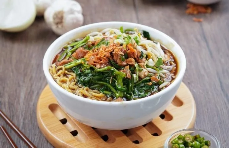 Bakmi Ayam Kangkung, 1. Bakmi Ayam Golek Spesial, 2. Bakmi Goreng Ayam Spesial, 3. Bakmi Godok Jawa ala Bakmi Golek, 4. Bakmi Ayam Kangkung, 5. Bakmi Ayam Pangsit Goreng, 6. Bakmi Ayam Bakso, 7. Kwetiaw Sirem Ayam, 8. Bihun Masak Seafood, 9. Yi Fu Mie Seafood, 10. Nasi Sirem Seafood