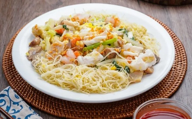 Bihun Masak Seafood, 1. Bakmi Ayam Golek Spesial, 2. Bakmi Goreng Ayam Spesial, 3. Bakmi Godok Jawa ala Bakmi Golek, 4. Bakmi Ayam Kangkung, 5. Bakmi Ayam Pangsit Goreng, 6. Bakmi Ayam Bakso, 7. Kwetiaw Sirem Ayam, 8. Bihun Masak Seafood, 9. Yi Fu Mie Seafood, 10. Nasi Sirem Seafood